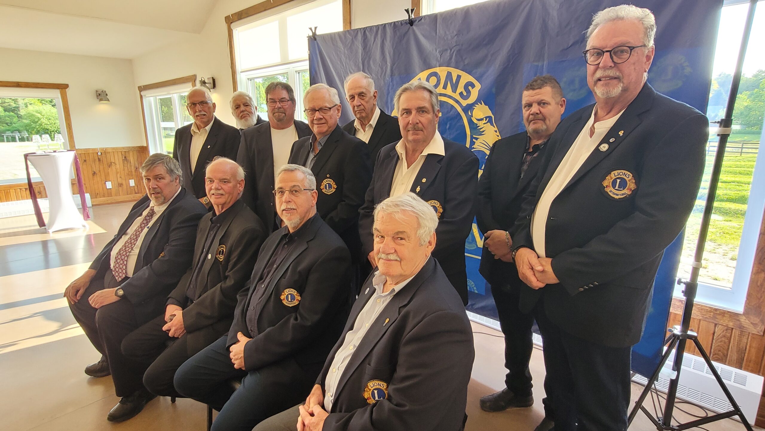 Le nouveau bureau de direction des Lions pour 2025-261ère rangée de g. à dr. : les Lions Denis Bédard, trésorier – Denis Roy devenu le 91e président du club – le président sortant Jocelyn Fréchette – Ed d’Entremont secrétaire2e rangée : les Lions Germain Charron, Robert Gagnon, Guy Duguay, Richard Besner (directeurs), Norm Fairfield et Luc Lauzon v-prés., Martin Lagacé major d’armes et Pierre Boisclair